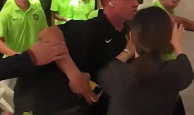 感动！大堂女经理先后隔开张玉宁王刚，保护球迷，网友：最佳后卫